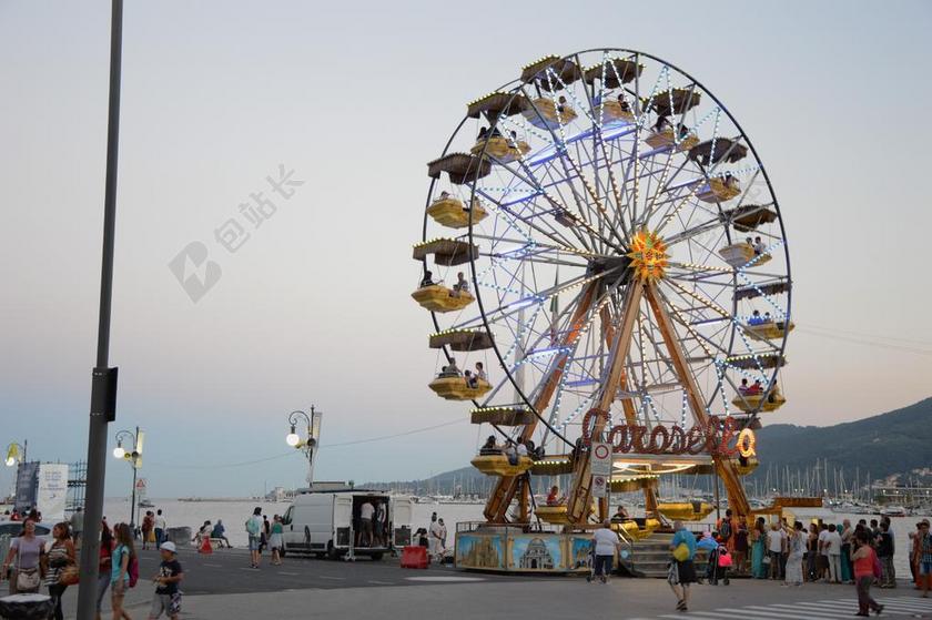 娱乐现代蓝天下海边的摩天轮娱乐设施背景图片