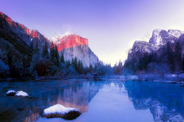 蓝色自然壮美蓝天下的群山和湖水自然山水旅游背景图片