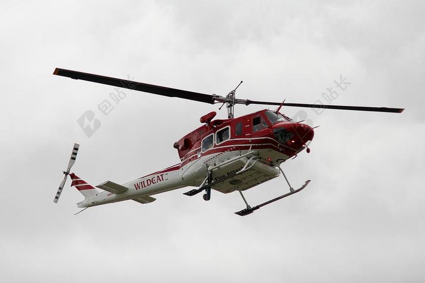 天空中的直升飞机背景图片