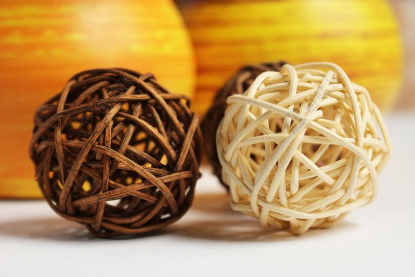 白色和棕色的草团背景图片