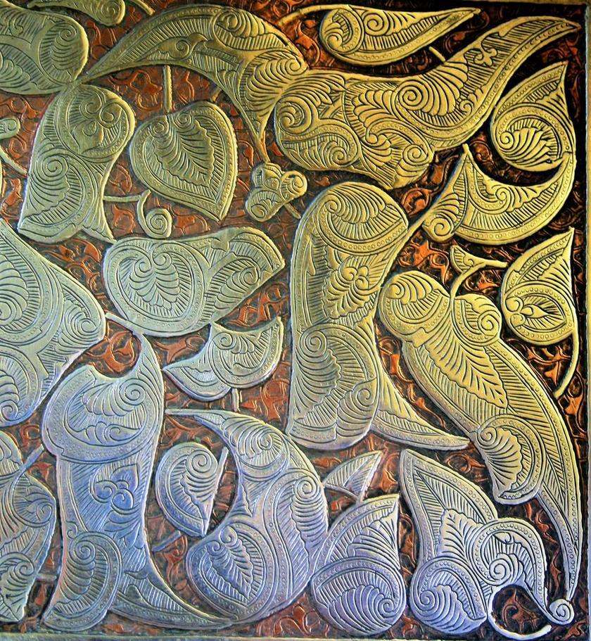 金红雕刻经典红色背景下的金色浮雕雕刻设计背景图片