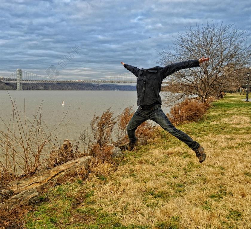 摄影搞怪无头男子在湖边草地上伸展四肢搞怪摆拍背景图片