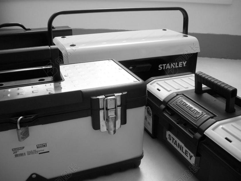 黑白器械灰调下的工具箱工具器械背景图片