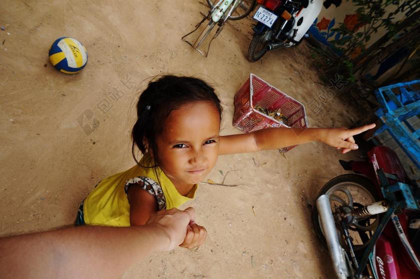 彩色农村国外小孩排球小院女孩拉着大人的手背景图片