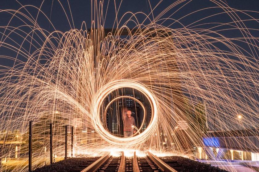 金色火焰热烧伤圣诞节传统技艺表演圆圈摄影背景图片