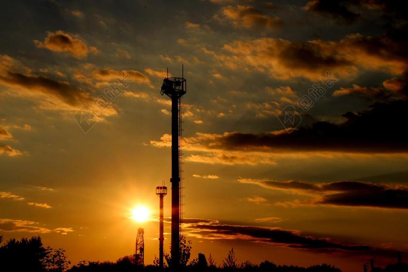 傍晚金色的夕阳背景图片