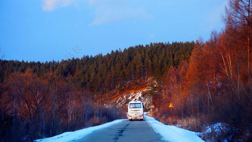 蓝色中国东北长白山路上大巴车自然雪山雪景旅游傍晚宁静积雪背景图片