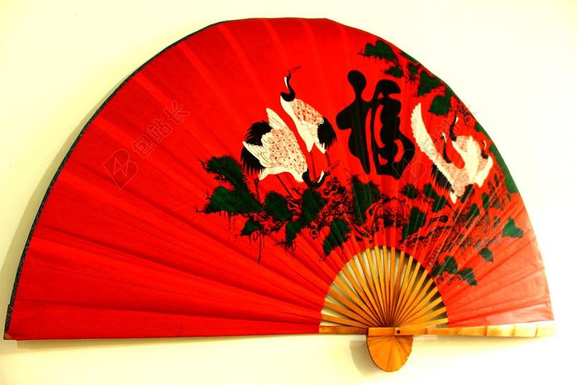 红色装饰喜庆墙山的大红仙鹤扇子扇子装饰背景图片