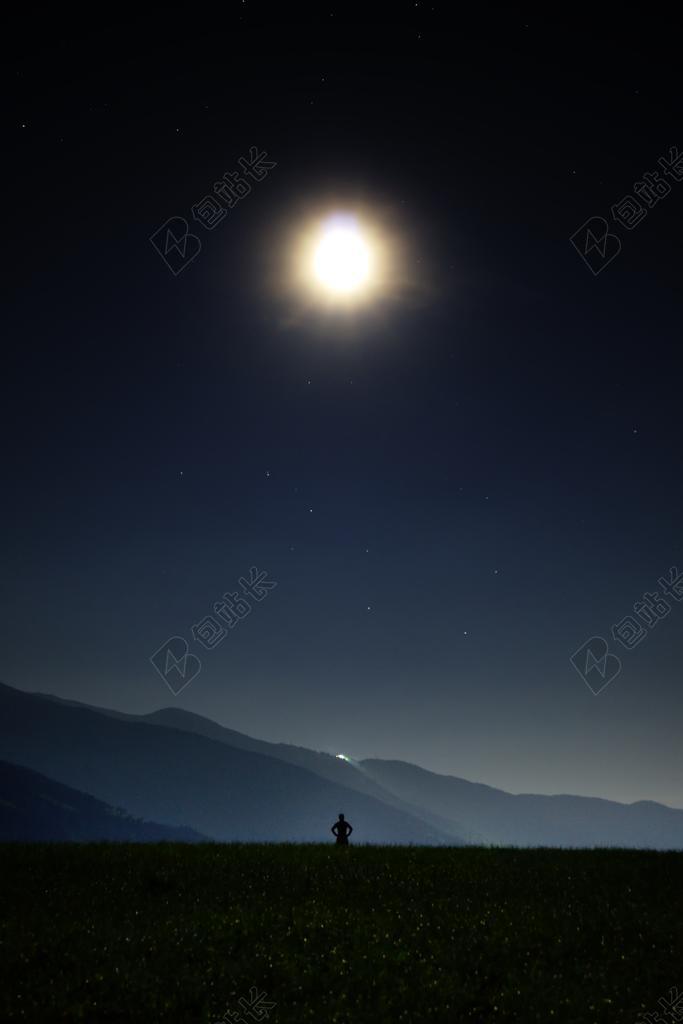 蓝黑光影静谧黑夜圆月下的群山和人自然月光影背景图片