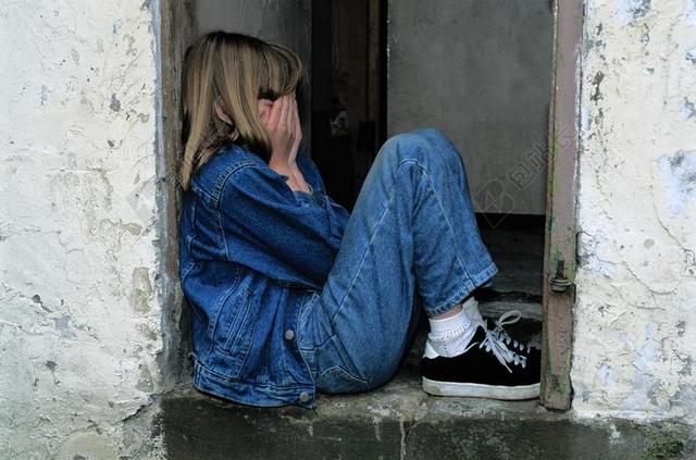 孩子坐在 牛仔裤 在门 哭了 悲伤 寂寞 害怕 在脸上的手
