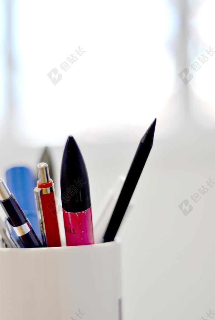彩色文具齐全装在笔筒里的笔等文具背景图片