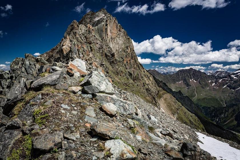 自然壮阔蓝天下的山顶岩石自然旅游山野背景图片