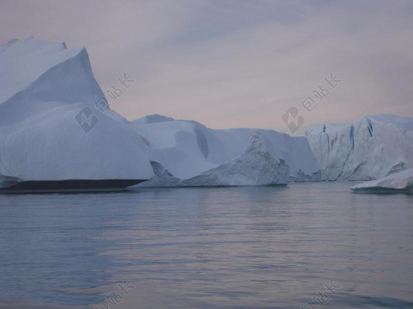 白色自然静谧夜幕下的冰山一角自然旅游冰山背景图片