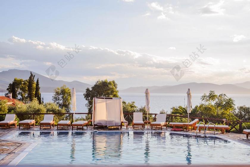 设施现代白云下泳池山水休闲游泳背景图片
