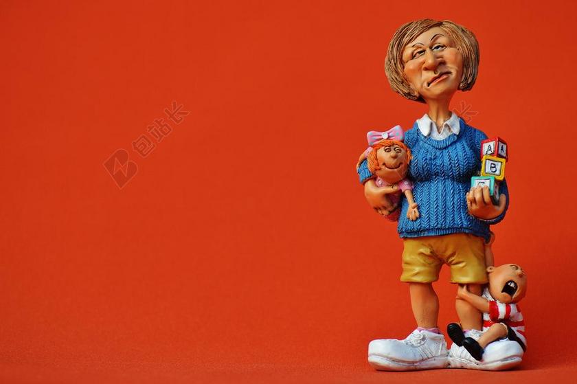 红色背景中保姆抱着小孩和玩具脸上带着无奈背景图片