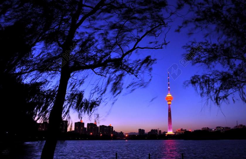 建筑经典夜幕下的水边的霓虹铁塔建筑设计景观背景图片