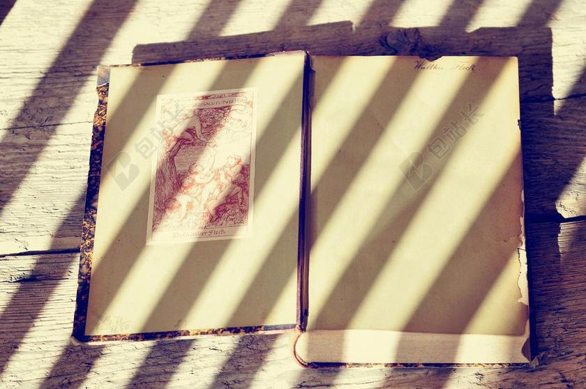 本书 老 古董 书页 木桌 光与影 复古的外观 年份