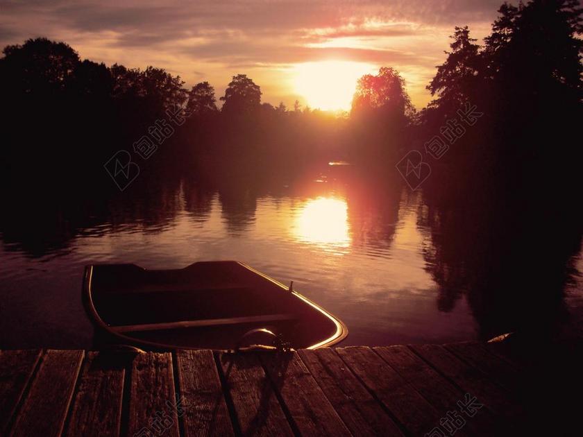 光影暖色夕阳下的树林湖边船只等旅游黄昏落日光影背景图片