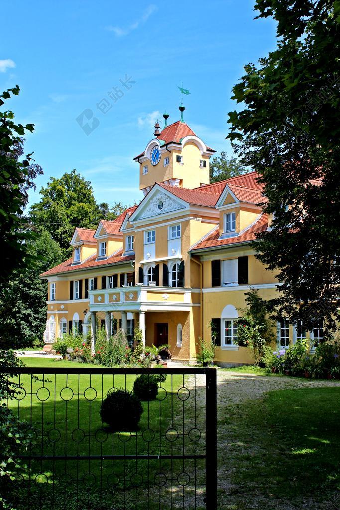 建筑欧式蓝天下的树林外的房子建筑设计背景图片