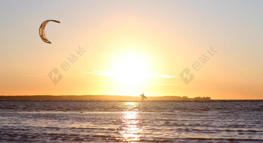黄色运动极限天空海面上的跳伞运动海上自然背景图片