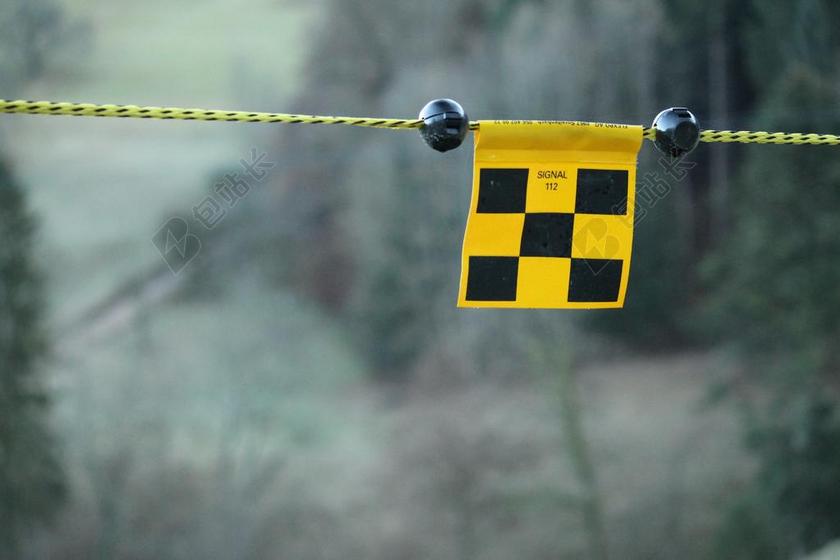 警戒鲜明线上的黄底黑色方块布条等警戒警示背景图片