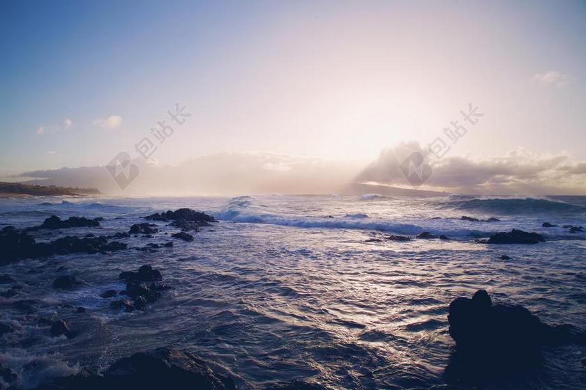 蓝色自然壮阔蓝天下的海岸等大海自然天空旅游背景图片