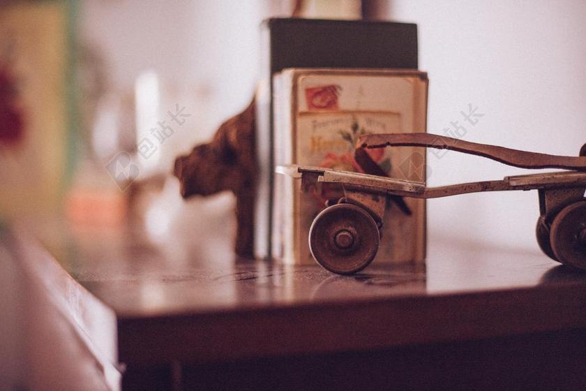 棕色建筑复古书籍摆在桌面室内装修背景图片