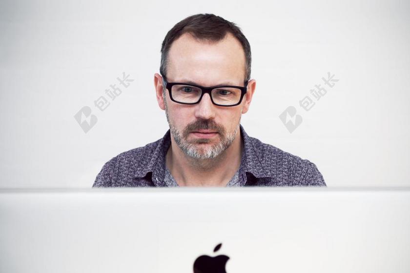 电脑前的设计师背景图片