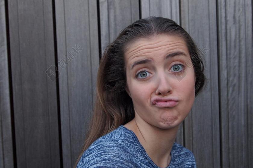 做鬼脸 女孩 青少年 模仿 残酷 孔 蓝色的眼睛 情感