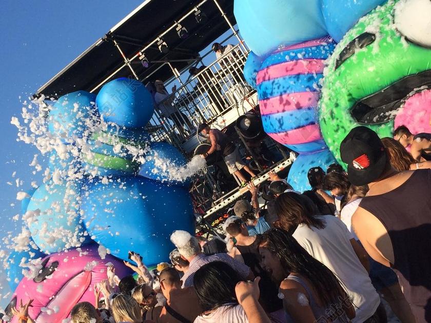 节日庆典喜庆气泡跳舞广场一群人背景图片