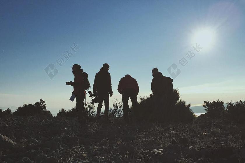 荒野探险的青年背景图片