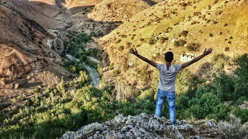 呐喊男子高出景观自由背景图片