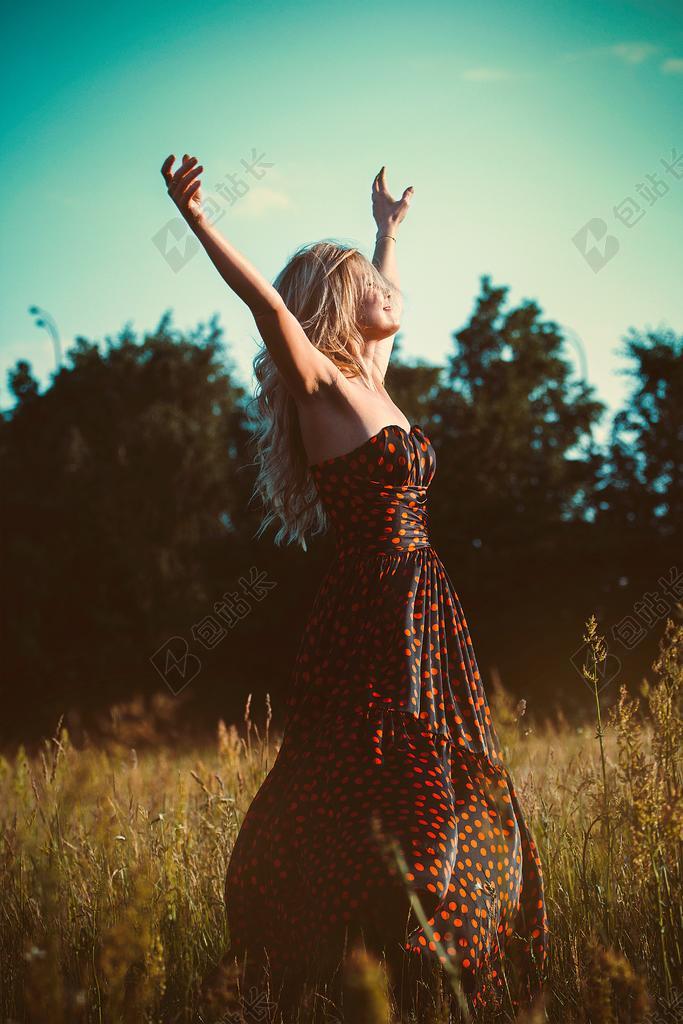 自由 女孩 连衣裙 举起手来 长 金发 性质 夏季 拍照