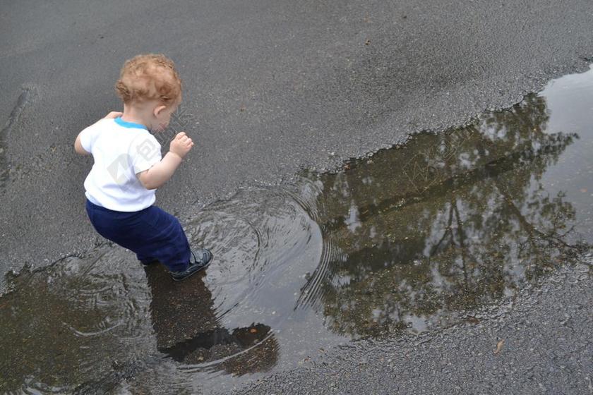 水洼 儿童 孩子 水 乐趣 自然 春 雨 快乐 公园 湿