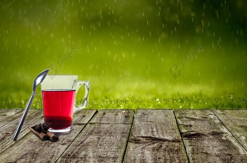 红色餐饮瞬间雨中的红茶背景图片