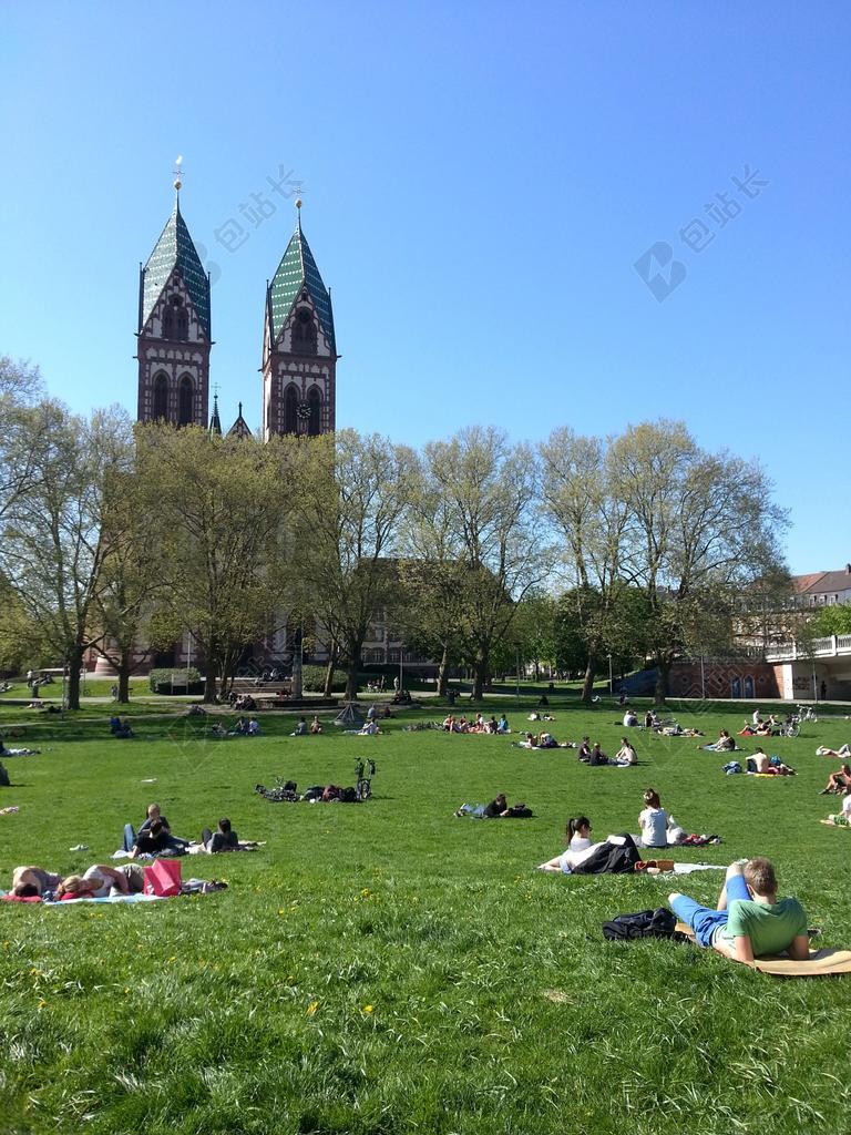 学生放松舒适公园草地背景图片