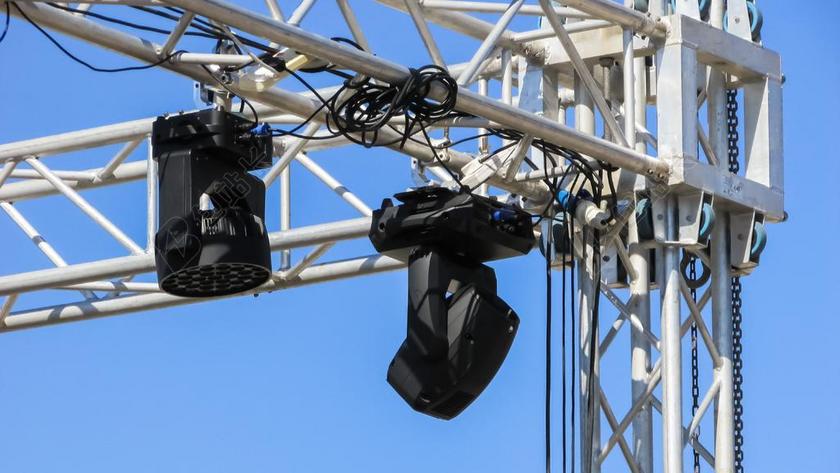 黑色现代科技聚光灯摆放宣传背景图片