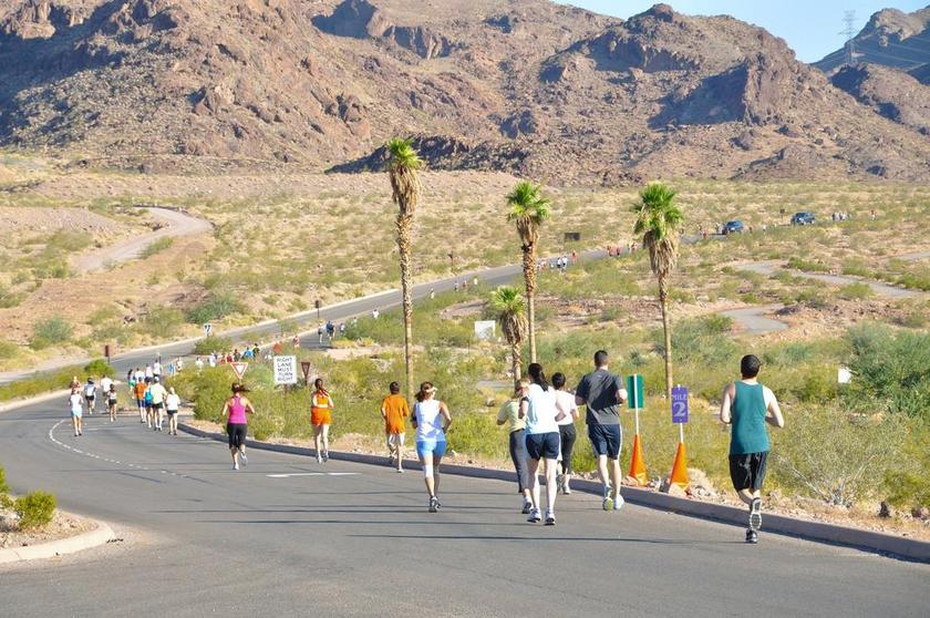 体育激情昂扬马拉松运动员长跑宣传背景图片