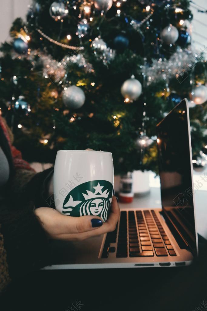 圣诞节 圣诞装饰 圣诞树 咖啡 计算机 装修 手 笔记本电脑