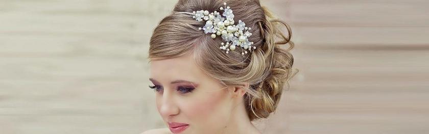 婚庆柔美新娘害羞浅笑宣传背景图片