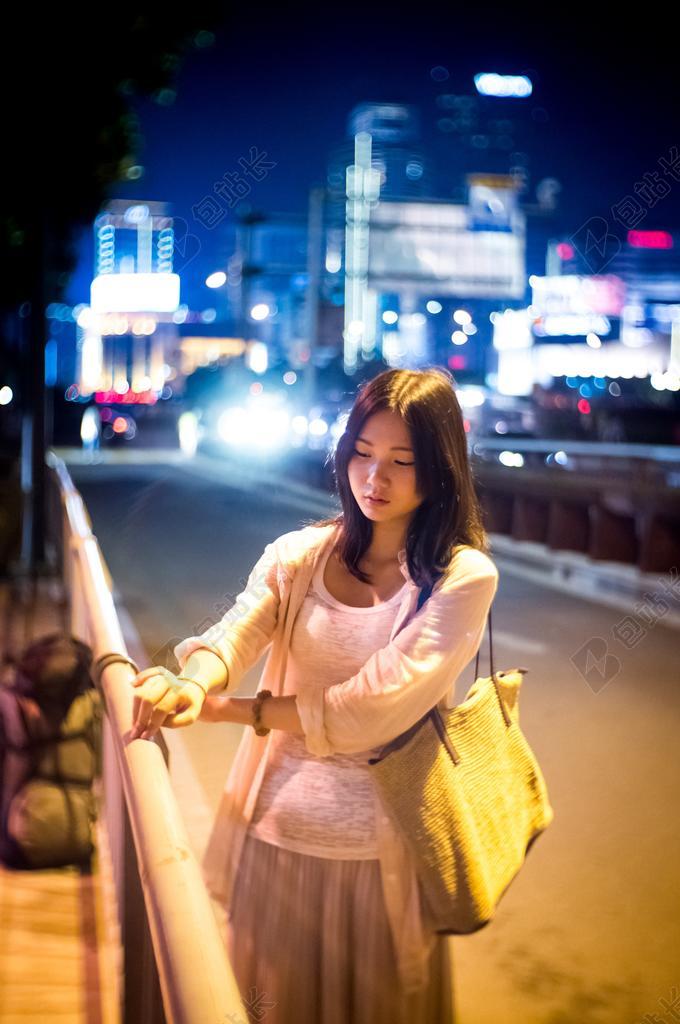 广告现代女子站在灯光璀璨的街头宣传背景图片