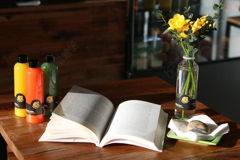 建筑复古咖啡厅桌面摆放书本和花瓶室内设计背景图片