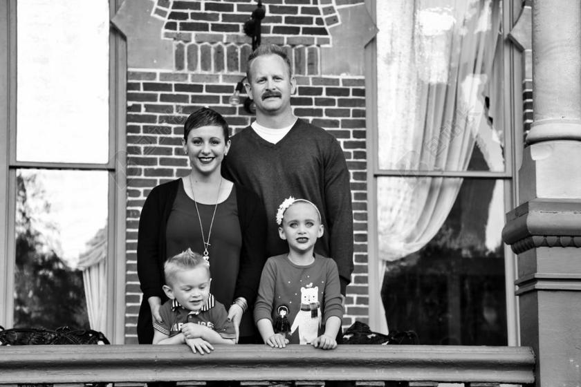 黑白广告复古怀旧一家三口照片宣传背景图片