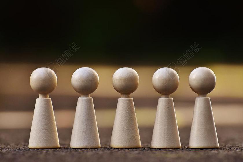 马路上的木头棋子背景图片