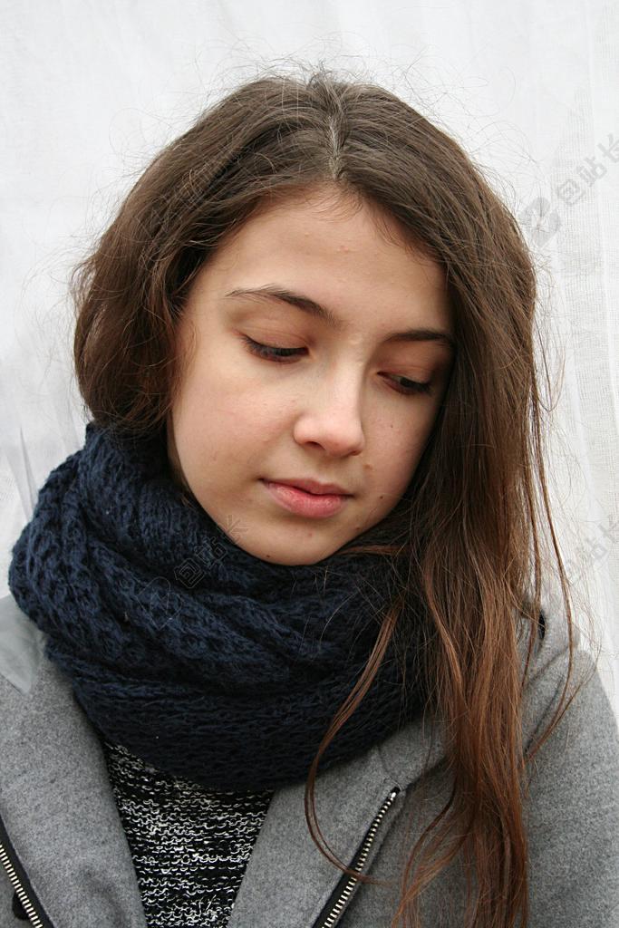 棕发的女孩背景图片