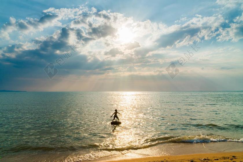 海滩上的孩子背景图片