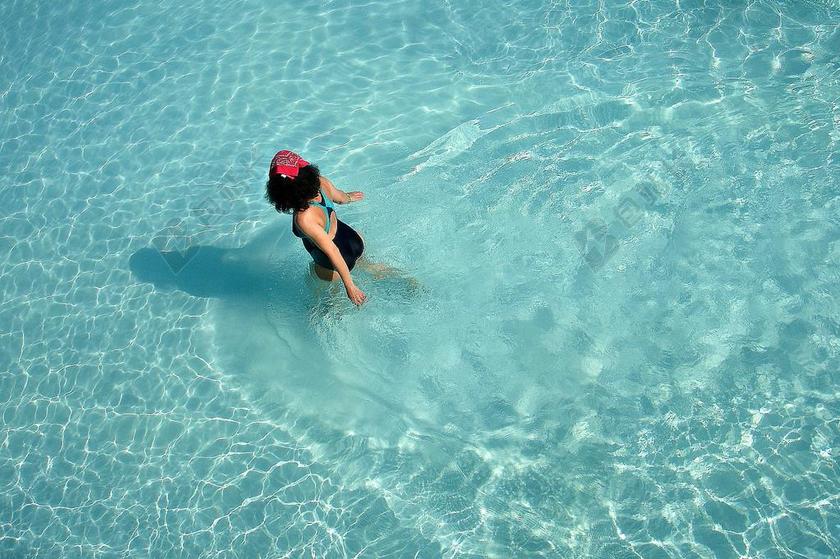 蓝色人放松泳池中少女背景图片