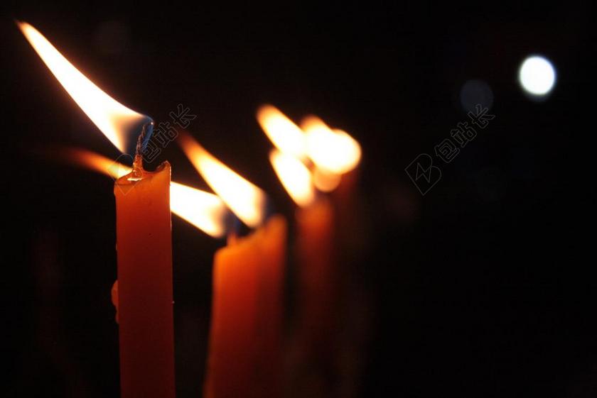 夜晚的红色蜡烛背景图片