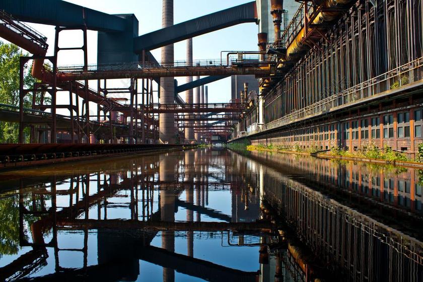 无人的废弃工厂背景图片