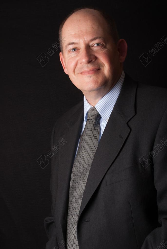 黑色人肖像黑衣微笑的商人背景图片